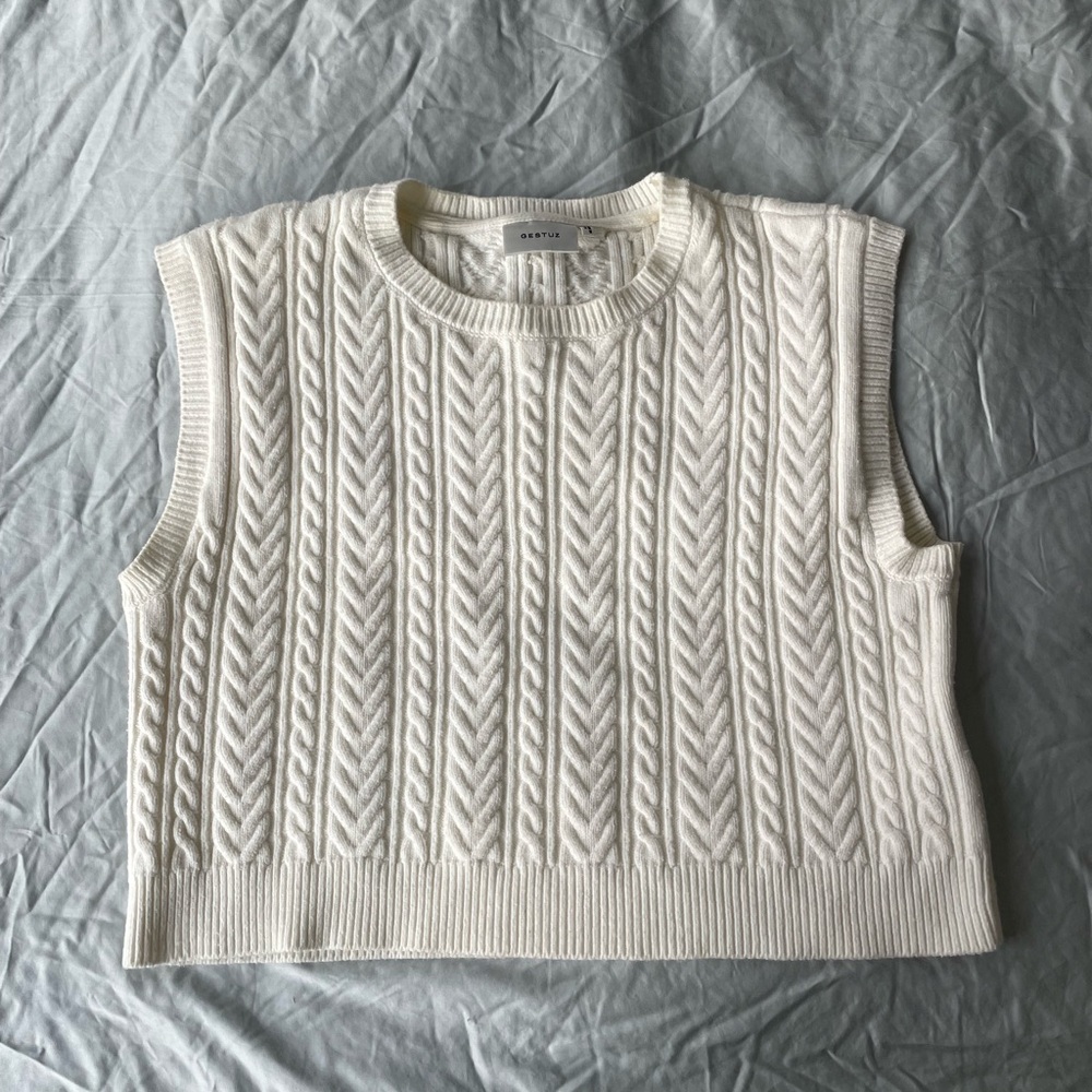 Gestuz white knit vest small